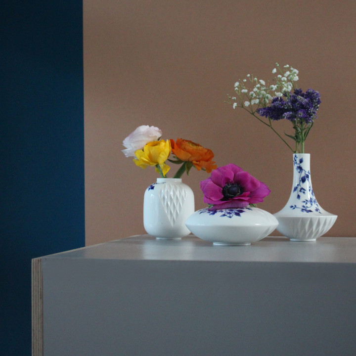 Blauw Vouw set van 3 kleine vaasjes met verse bloemen ontworpen door Romy Kuhne voor Heinen Delfts Blauw