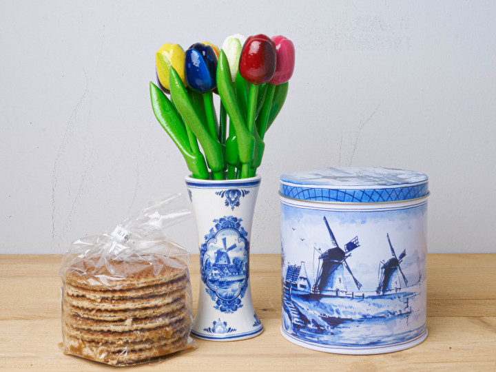 Delfts Blauw Geschenkpakket Stroopwafel Vaasje met houten tulpen en blik met stroopwafels met molen landschap Heinen Delfts Blauw