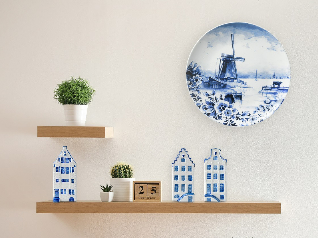 Wandbord met molen aan de muur en grachtenpanden op een plank Heinen Delfts Blauw