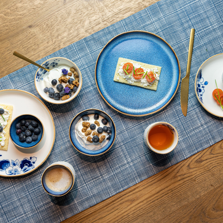 Gedekte tafel met Blauw Bloesem Blauw servies ontworpen door Debbie Wijskamp Heinen Delfts Blauw