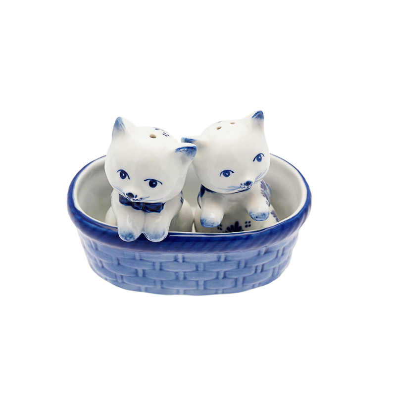 Salt and pepper shakers with cats in a basket