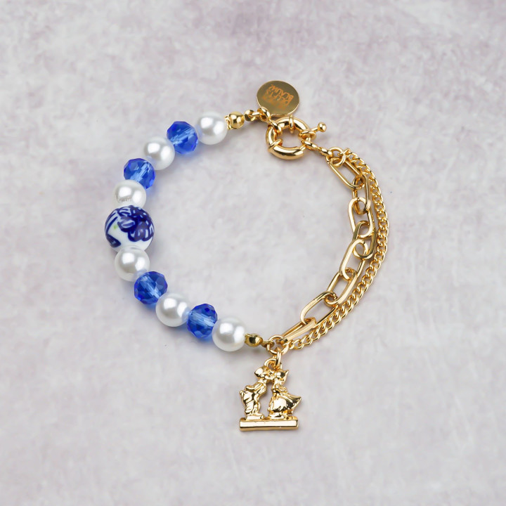 Armband met Delfts blauwe kralen en goud kussend paartje