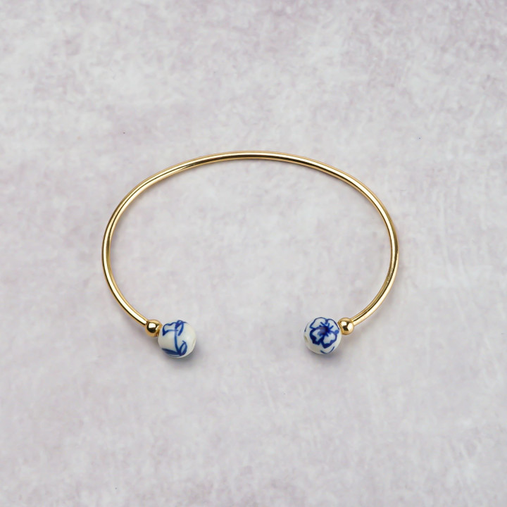 Bangel armband goud met Delfts blauwe keramieken kralen