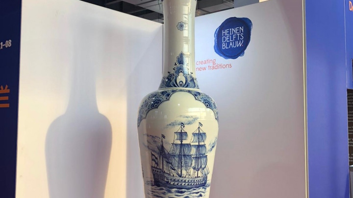 De grootste handbeschilderde Delfts blauwe vazen 3 meter hoog ter wereld reizen door Nederland VOC schip Heinen Delfts Blauw