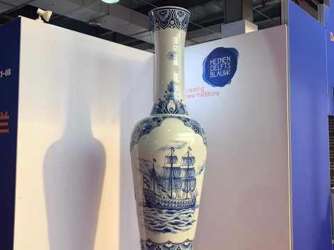 De grootste handbeschilderde Delfts blauwe vazen 3 meter hoog ter wereld reizen door Nederland VOC schip Heinen Delfts Blauw
