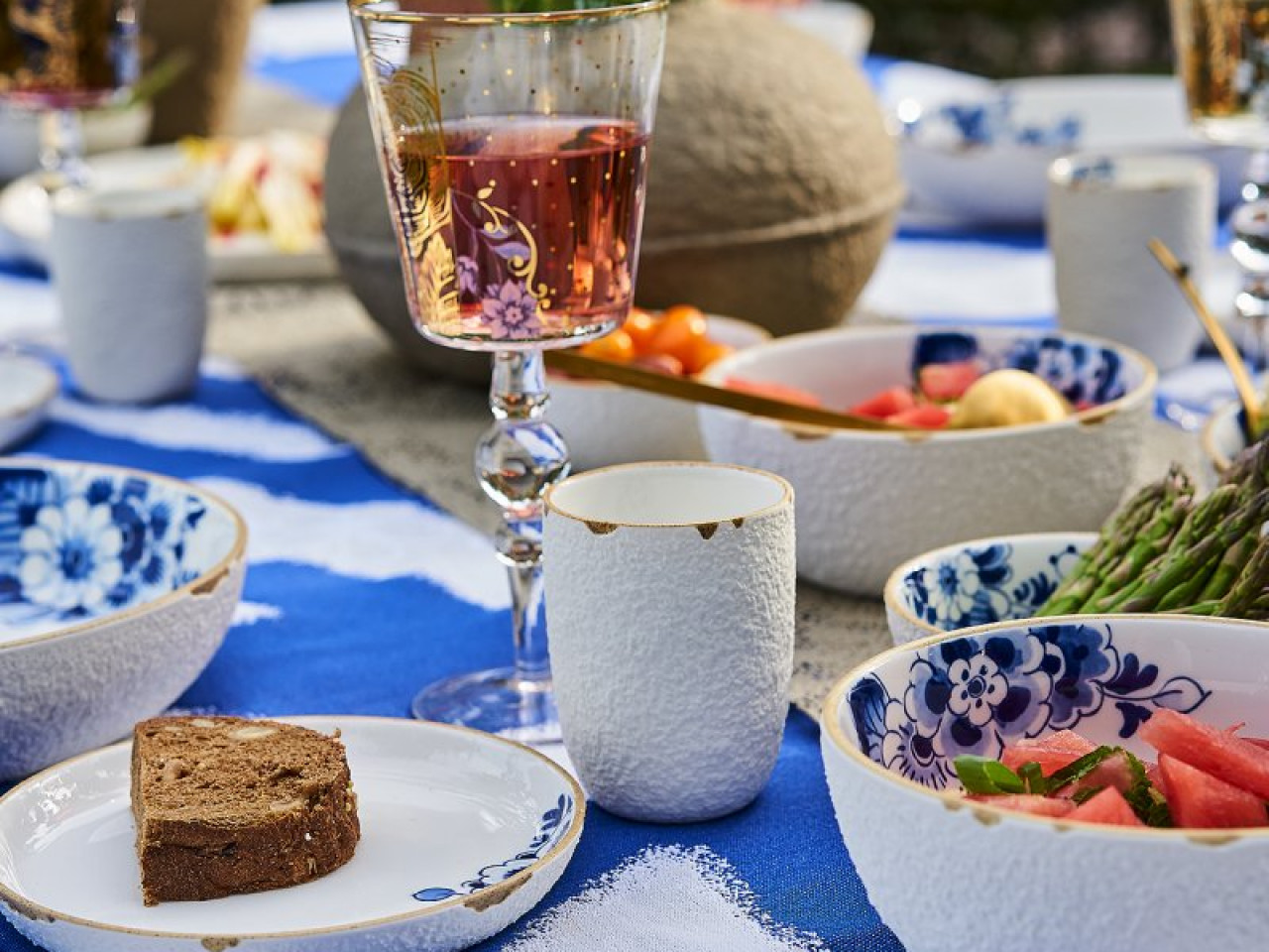 Gedekte tafel met Blauw Bloesem Servies Koffiekop ontworpen door Debbie Wijskamp Heinen Delfts Blauw