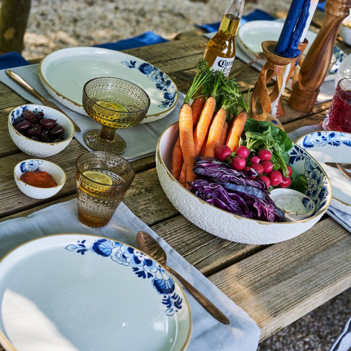 Gedekte tafel met Blauw Bloesem Servies Ontbijtbord ontworpen door Debbie Wijskamp Heinen Delfts Blauw