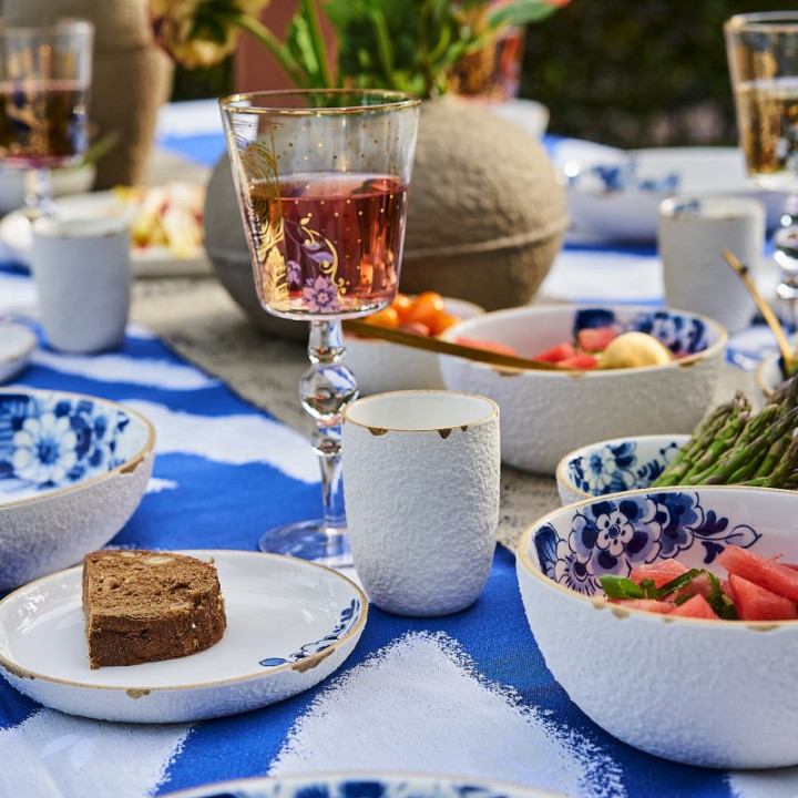 Gedekte tafel met Blauw Bloesem Servies Pastabord ontworpen door Debbie Wijskamp Heinen Delfts Blauw