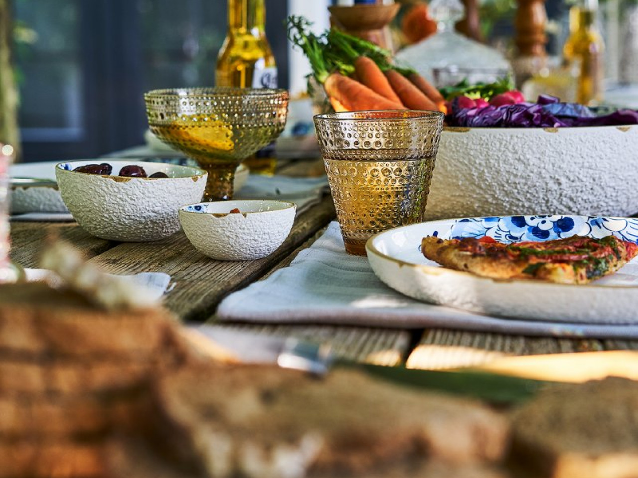 Gedekte tafel met Blauw Bloesem Servies Saladeschaal ontworpen door Debbie Wijskamp Heinen Delfts Blauw