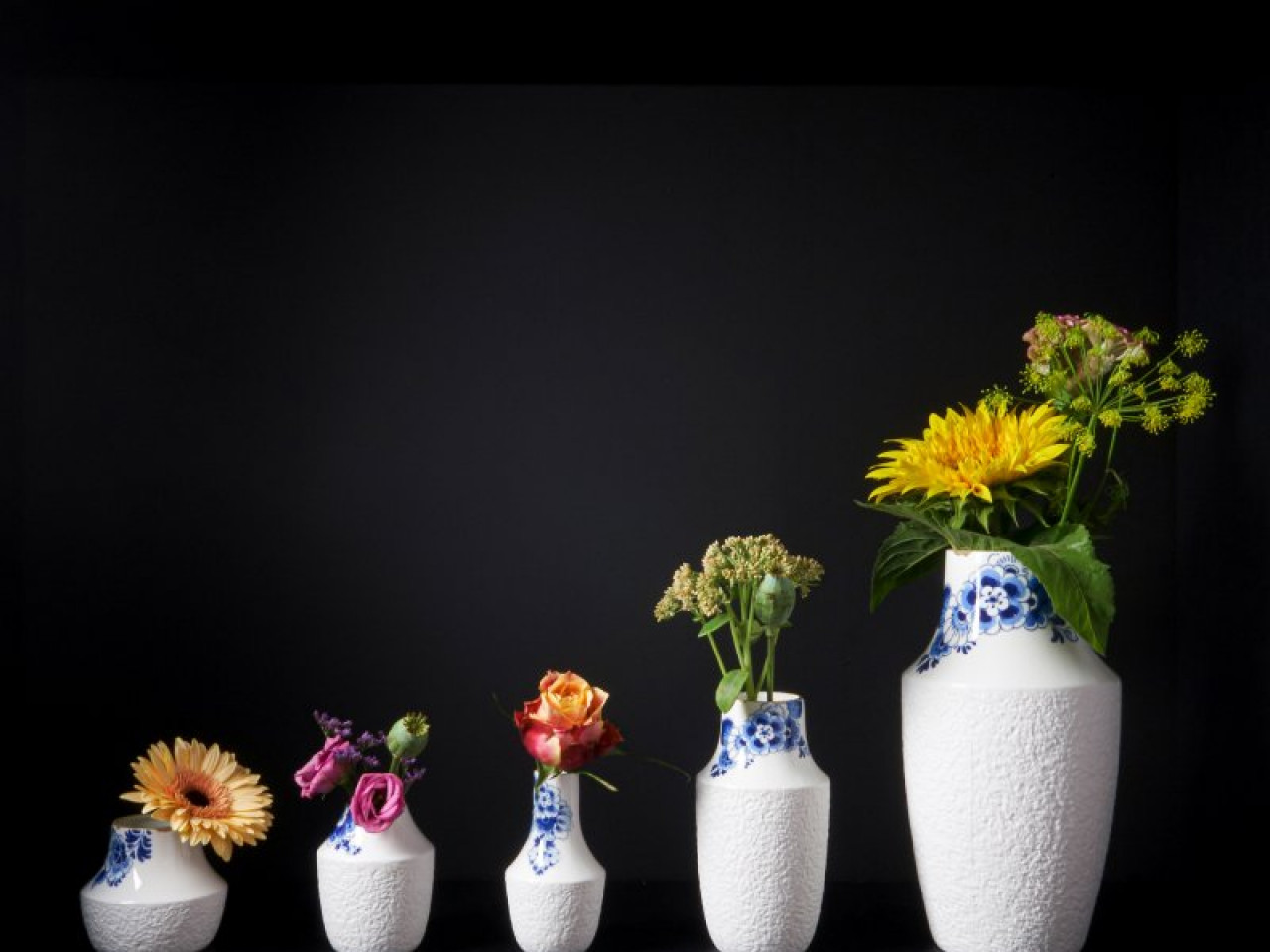 Blauw Bloesem vazen set van 5 met verse bloemen ontworpen door Debbie Wijskamp Heinen Delfts Blauw