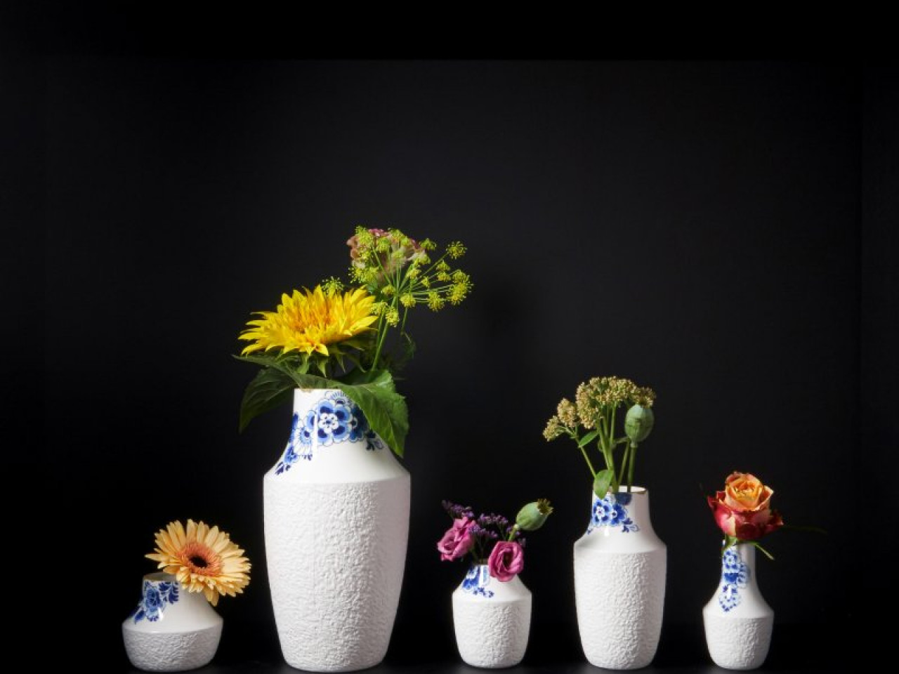 Blauw Bloesem vazen set van 5 met verse bloemen ontworpen door Debbie Wijskamp Heinen Delfts Blauw