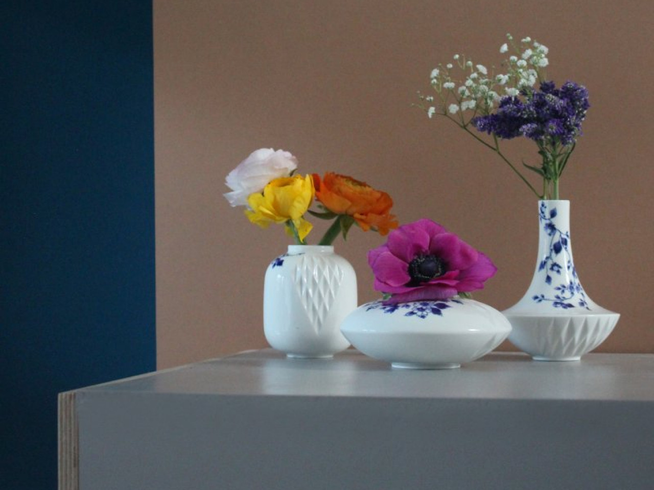 Blauw Vouw vazen set van 3 met verse bloemen ontworpen door Romy Kuhne Heinen Delfts Blauw