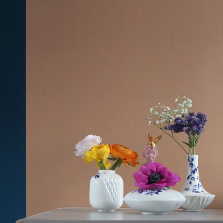 Blauw Vouw vazen set van 3 met verse bloemen ontworpen door Romy Kuhne Heinen Delfts Blauw