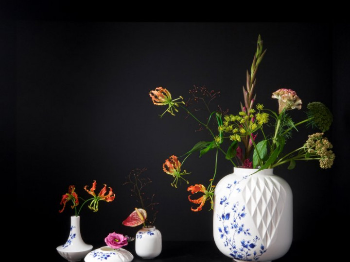 Blauw Vouw vazen set van 4 met verse bloemen ontworpen door Romy Kuhne Heinen Delfts Blauw