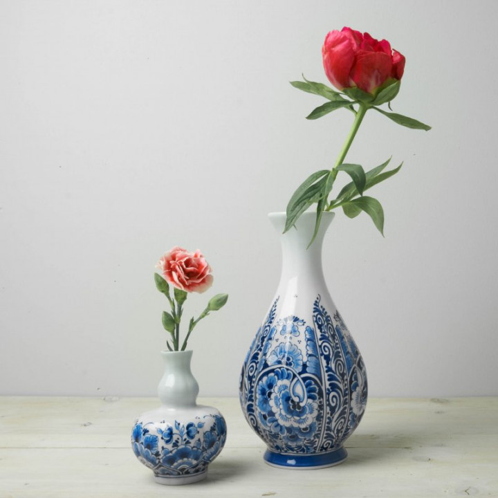 Handbeschilderde Bloemenvaas ribbel bloemmotief met verse bloemen  Heinen Delfts Blauw