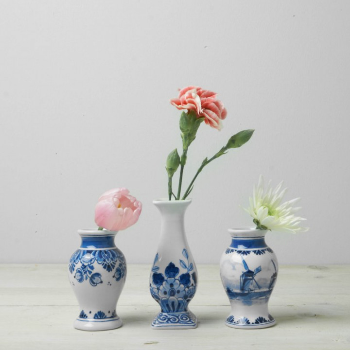 Handbeschilderde Bloemenvaasje bloemmotief klein  met verse bloemen Heinen Delfts Blauw
