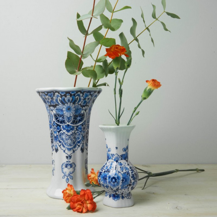Handbeschilderd Bloemenvaasje ribbel buikje bloemmotief met verse bloemen Heinen Delfts Blauw