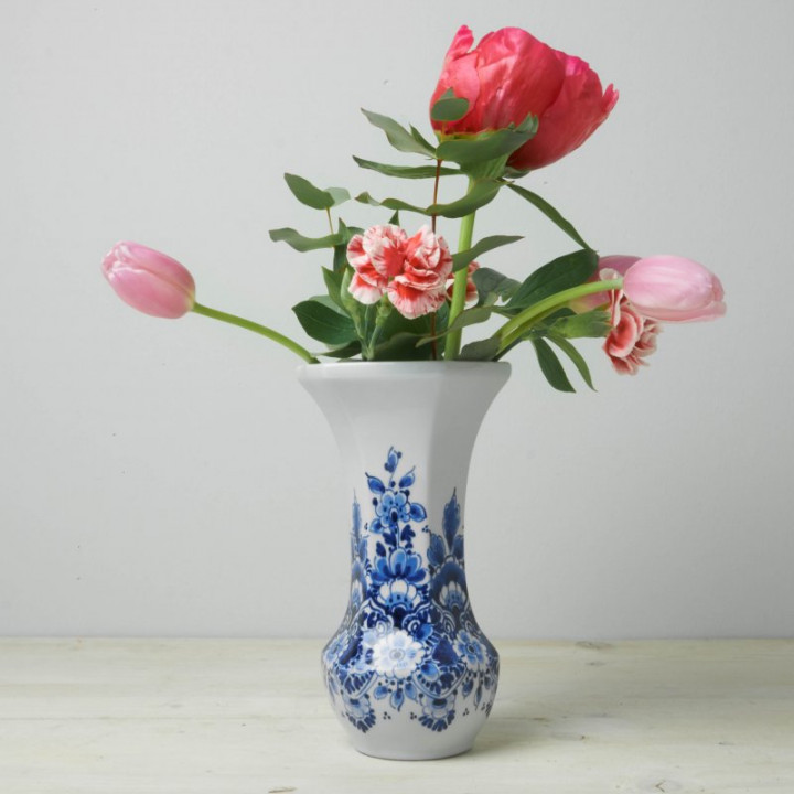 Handbeschilderd Bloemenvaasje zeskant bloemmotief met verse bloemen Heinen Delfts Blauw