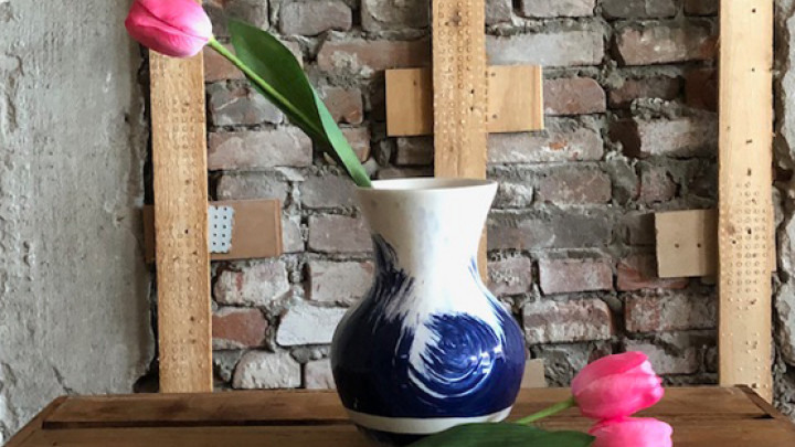 Handbeschilderde vaas uit de collectie Kwast&Streek geschilderd door meesterschilder Simon van Oosten Heinen Delfts Blauw met tulpen