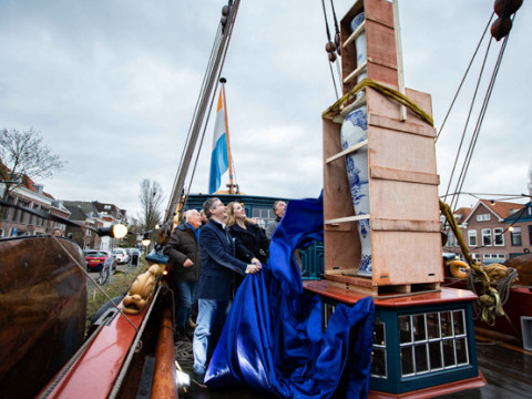 Onthulling van de grootste handbeschilderde Delfts blauwe vazen 3 meter hoog ter wereld reizen door Nederland VOC schip pauw Jorrit Heinen Heinen Delfts Blauw
