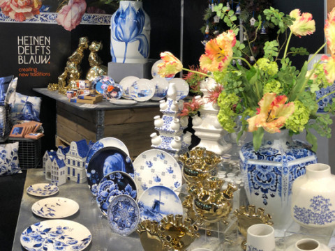 Delfts blauwe borden meisje met de parel en molen, fiets vazen, kussenhoezen,3 -delige  tulpenvazen van Heinen Delfts Blauw gepresenteerd op trendz