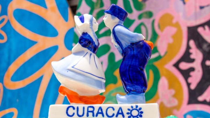 Delfts blauw kuspaar kissing couple Curaçao Rif Fort Willemstad Heinen Delfts Blauw