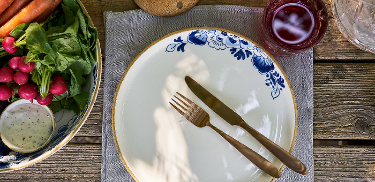 Gedekte tafel met Blauw Bloesem servies ontworpen door Debbie Wijskamp voor Heinen Delfts Blauw.