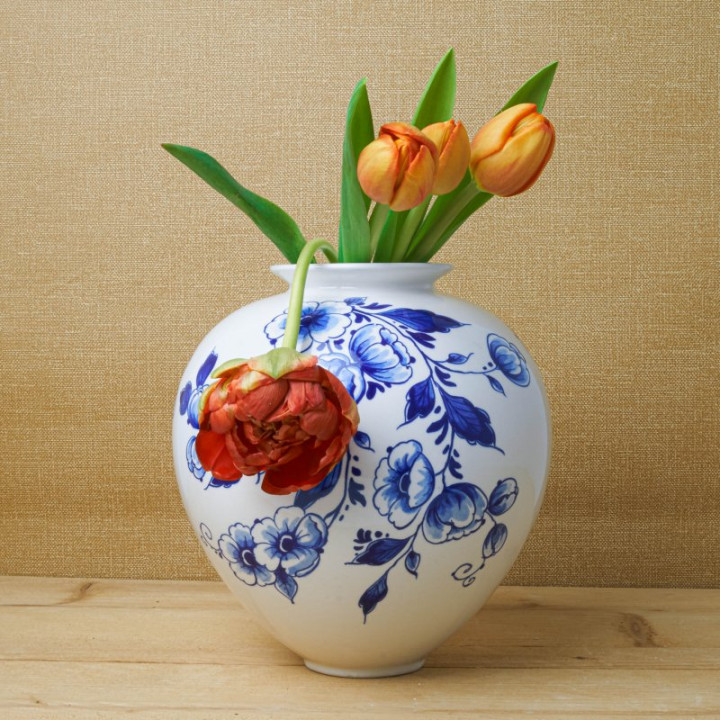 Delfts blauwe bolvaas bloemen groot met verse tulpen Heinen Delfts Blauw