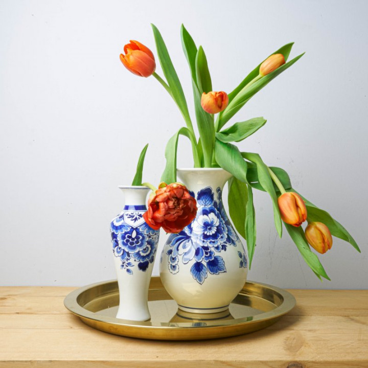 Delfts blauwe vaas slank bloemen en buikvaas groot bloemen met verse tulpen Heinen Delfts Blauw