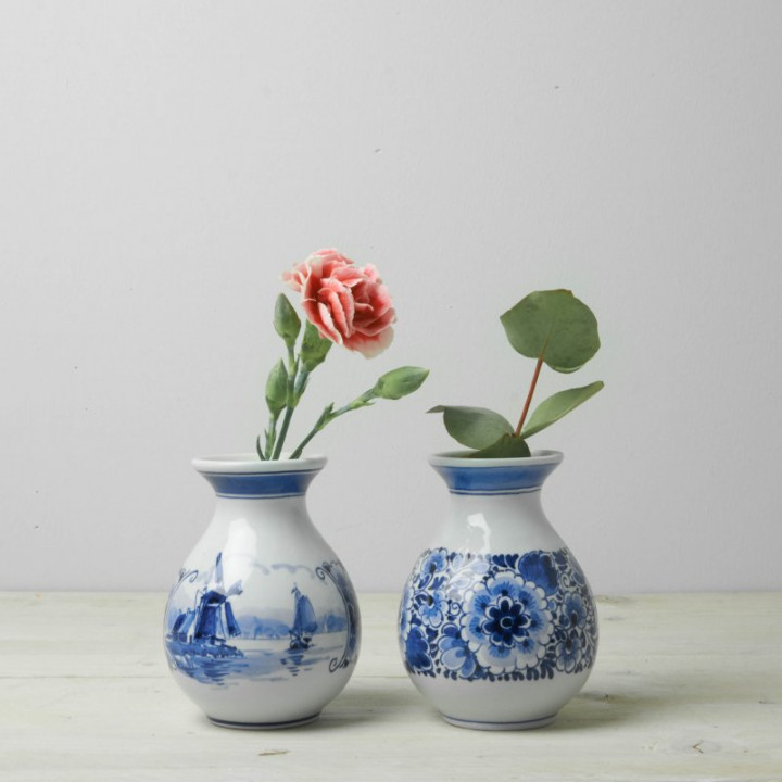 Handbeschilderd Buikvaasje bloemmotief blauw  en buikvaasje molen landschap blauw met verse bloemen Heinen Delfts Blauw