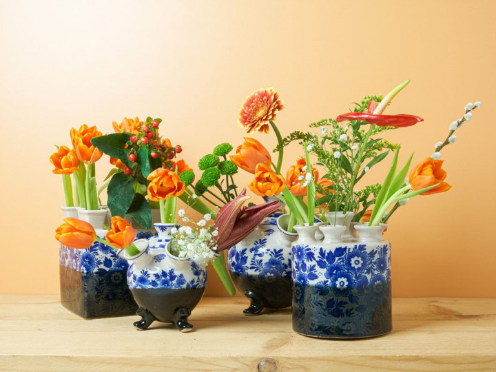 Dip en Dye Tulpenvazen blauw zwart met verse bloemen Heinen Delfts Blauw