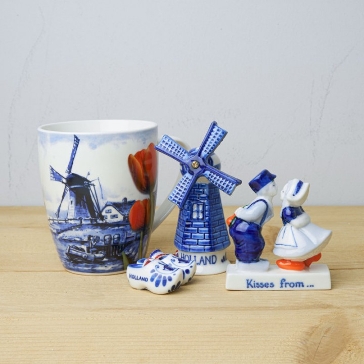 Delfts blauw Souvenir geschenkpakket met klompjes, molentje mok en kuspaartje Heinen Delfts Blauw