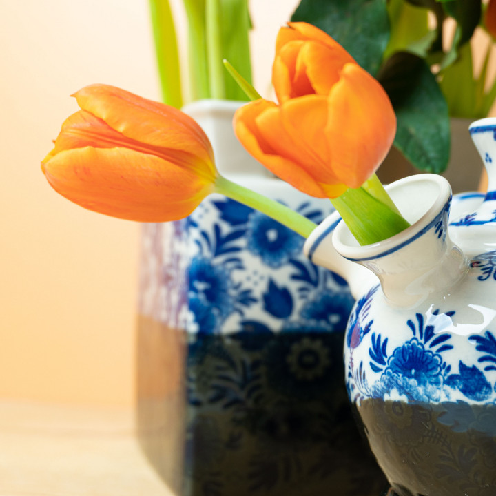 Dip dye zwart-blauw vaas met oranje tulpen van Heinen Delfts Blauw