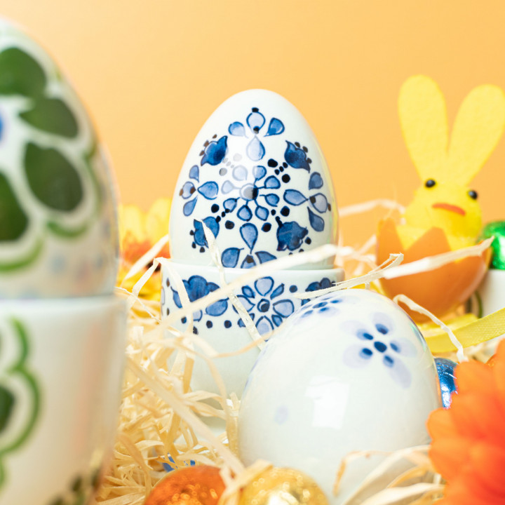 Handbeschilderde eieren met bij passende eierdopjes blauw en kleur Heinen Delfts Blauw