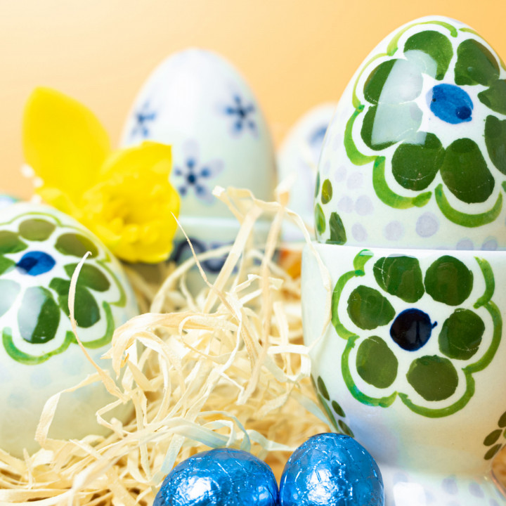 Handbeschilderde eieren met bij passende eierdopjes blauw en kleur Heinen Delfts Blauw