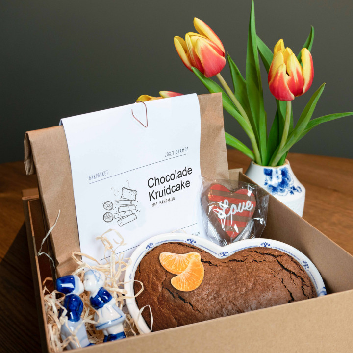 Choco lover Valentijn pakket met chocolade cake en hartvormige ovenschaal van het servies van Janny van der Heiden  Heinen Delfts Blauw