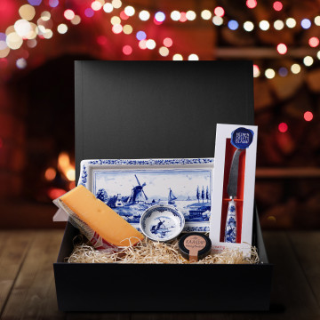 Kerstpakket met een cakeschaal, dipschaaltje en kaasmes met een Delfts blauwe molen  en een lekker stuk kaas