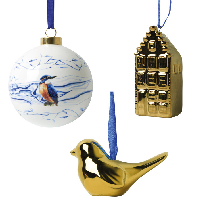 Kerstornamenten set met een goude vogel, goud huisje en een kerstbal met een ijsvogel