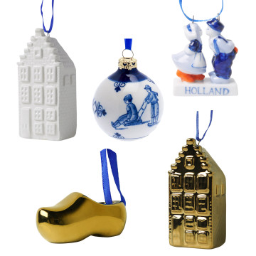 Delfts blauwe kerstornamenten met 2 huisjes, een gouden klomp, een kerstbal en kissing couple.