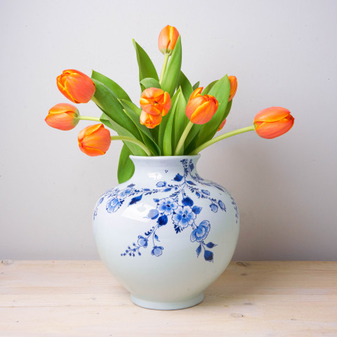 Handbeschilderde Made-Lief bolvaas met bloemen Heinen Delfts Blauw