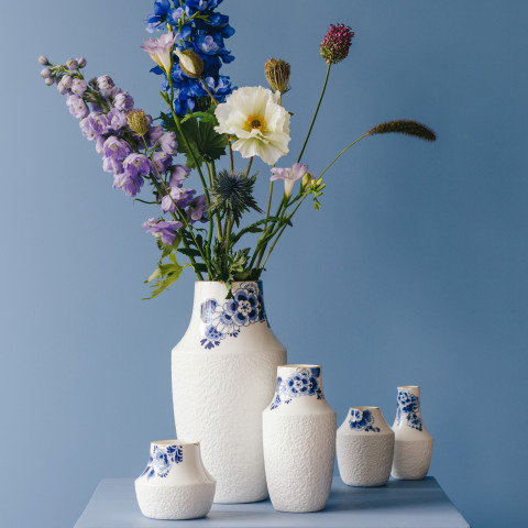 Blauw Bloesem vazen groot en klein met droogbloemen ontworpen door Debbie Wijskamp Heinen Delfts Blauw