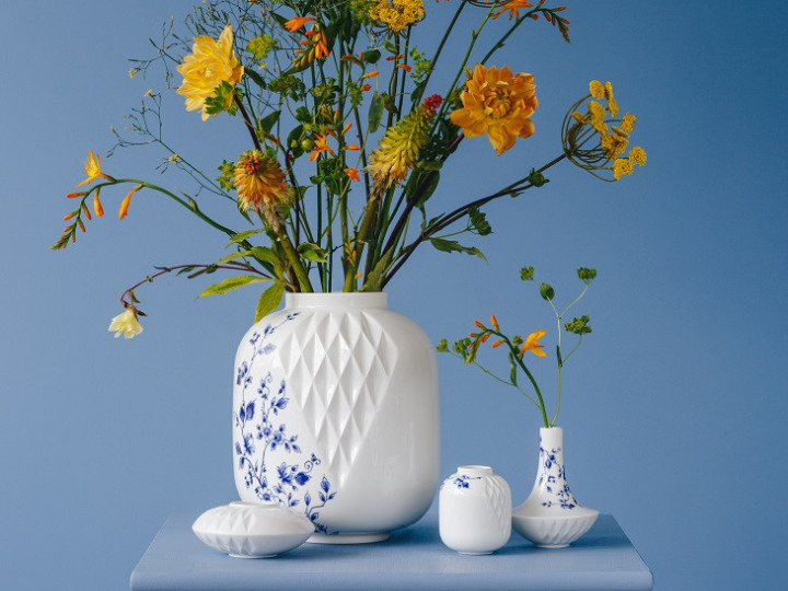 Blauw Vouw Vazen groot en klein met verse bloemen ontworpen door Romy Kuhne Heinen Delfts Blauw
