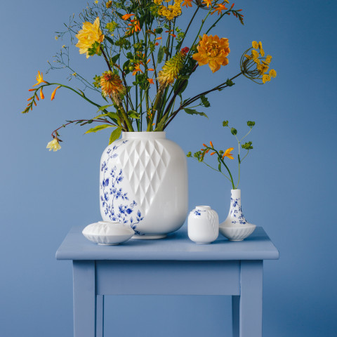 Blauw Vouw vazen groot en klein met droogbloemen ontworpen door Romy Kuhne Heinen Delfts Blauw
