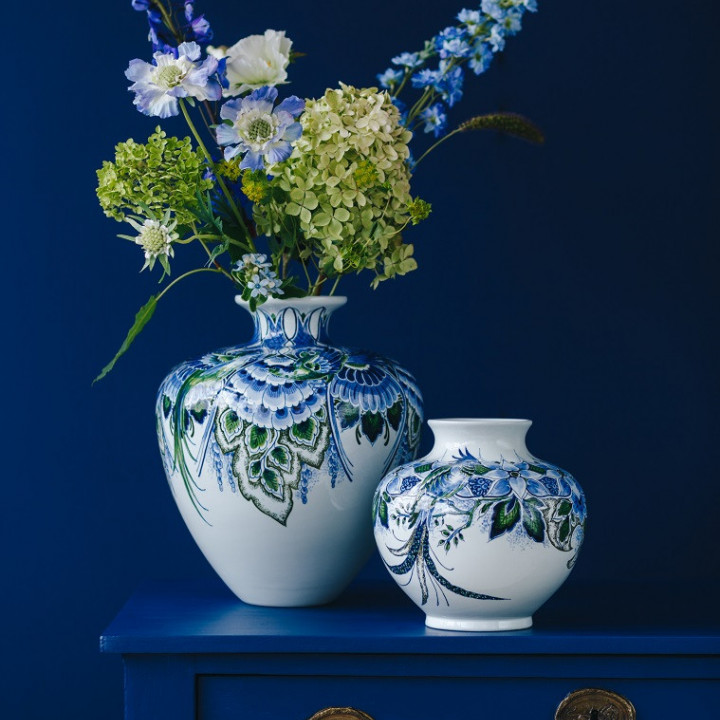 Handbeschilderde "Nature" collectie Vazen klein en groot met verse bloemen Heinen Delfts Blauw