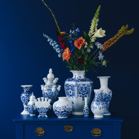 Diversen handbeschilderde delfts blauwe vazen groot en klein met droogbloemen Heinen Delfts Blauw