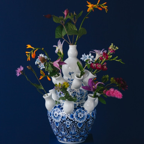 Handbeschilderde Tulpenvaas met bloemmotief blauw met verse bloemen Heinen Delfts Blauw