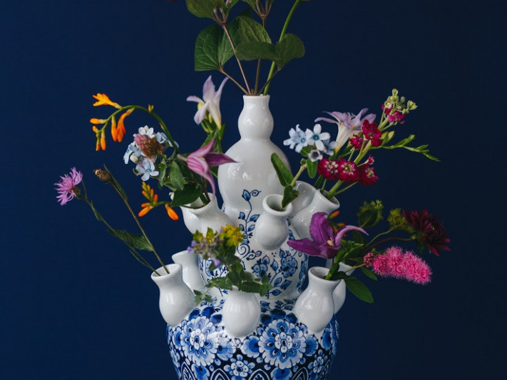 Handbeschilderde Tulpenvaas met bloemmotief blauw met verse bloemen Heinen Delfts Blauw