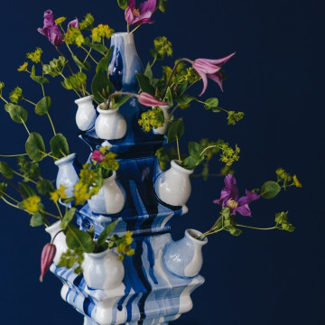Handbeschilderde 3-delige Tulpenvaas "Waterval" collectie van Jorrit Heinen met verse bloemen Heinen Delfts Blauw