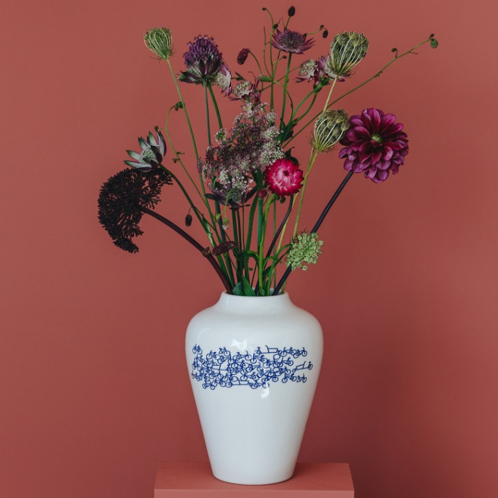 De Blauwe Fiets nr 2 met verse bloemen ontworpen door Sylvain Tegroeg Heinen Delfts Blauw