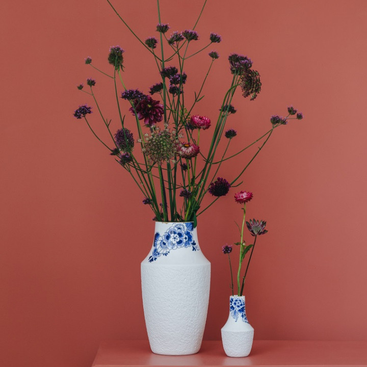 Blauw Bloesem Vazen groot en klein met verse bloemen ontworpen door Debbie Wijskamp Heinen Delfts Blauw